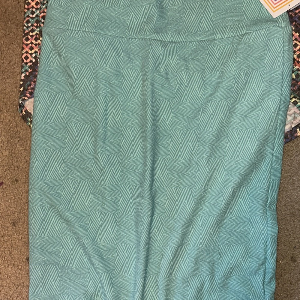 HP🎊Lularoe Patterned Top and  Skirt - Picture 3 of 8